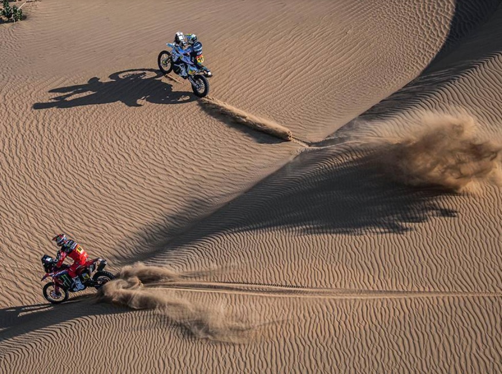 ARENA Y VELOCIDAD. Luciano Benavides y Joan Barreda Bort en plena aceleración en las dunas. 