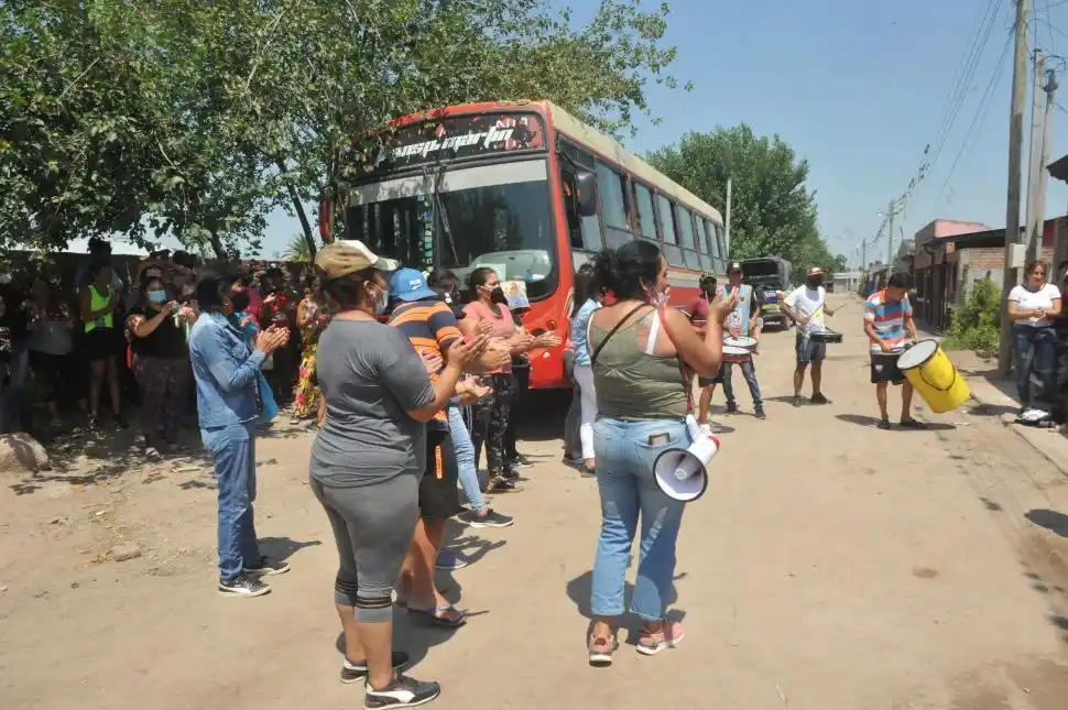 CON MEGÁFONOS. Exigen que la comuna les consiga soluciones.   