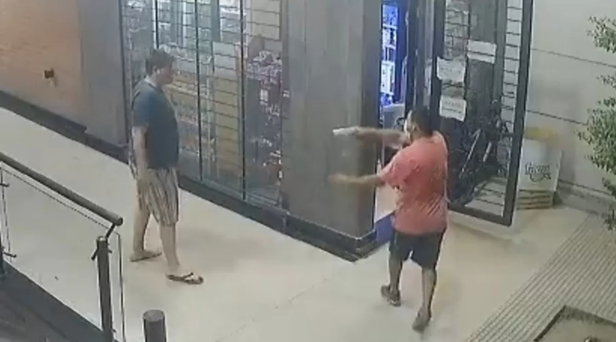 ATRACO. Uno delincuente amenaza con su arma a un empleado.