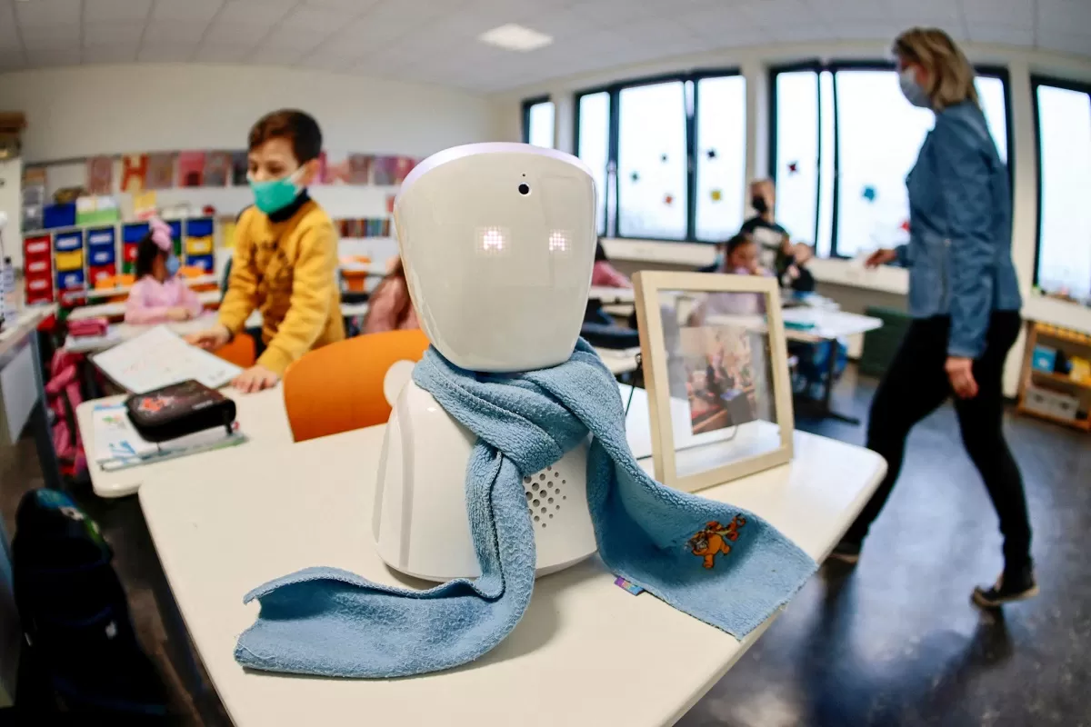 Robot va al colegio en lugar de un niño 