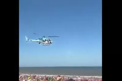 Villa Gesell: un helicóptero voló cerca de la playa y generó pánico entre los turistas