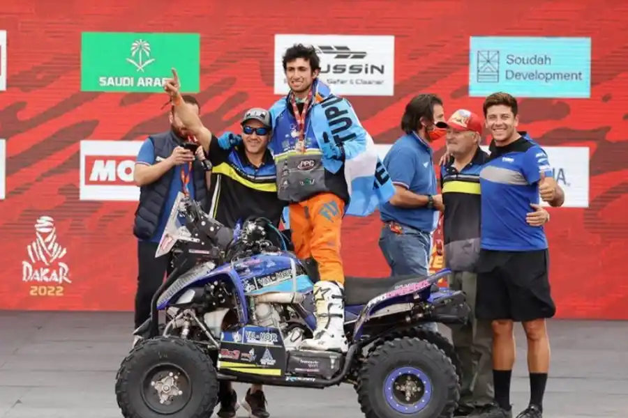 PREMIO AL ESFUERZO. Francisco Moreno y su gente, en el podio. El mendocino se convirtió en el argentino con mejor ubicación tomando en cuenta a todas las categorías.  