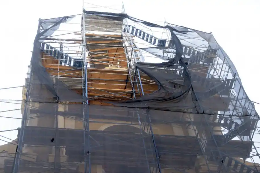 INÉDITO. Lozano destaca que es la primera vez que se monta todo un andamiaje frente a la céntrica iglesia.