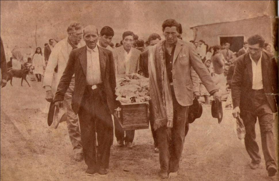 HISTÓRICA IMAGEN. El cajón de una de las víctimas es llevada por sus seres queridos. Esta es una de las fotografías que publicó la revista “Así” sobre “La tragedia de San Guillermo”, ocurrida en diciembre de 1987. 