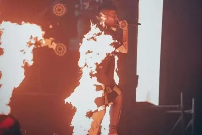 Duki casi se prende fuego en medio de un show