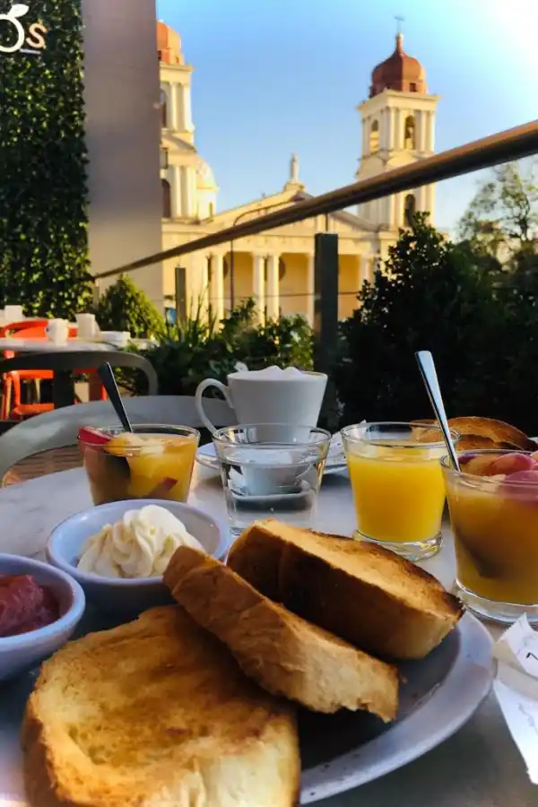 EXPERIENCIA ÚNICA. El exclusivo balcón, frente a plaza Independencia, es el lugar ideal para degustar una amplia variedad de tragos y bocadillos.  