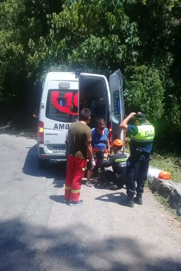 Rescatan a un hombre y una mujer que quedaron atrapados en el cerro San Javier 