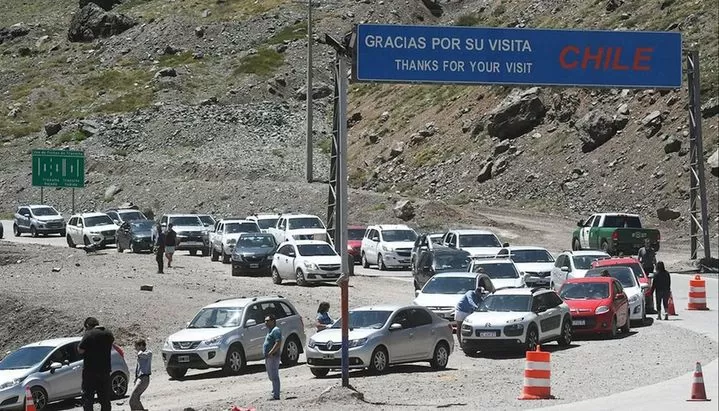 Cientos de vehículos varados por un brote de COVID. (Gentileza Diario UNO, de Mendoza).