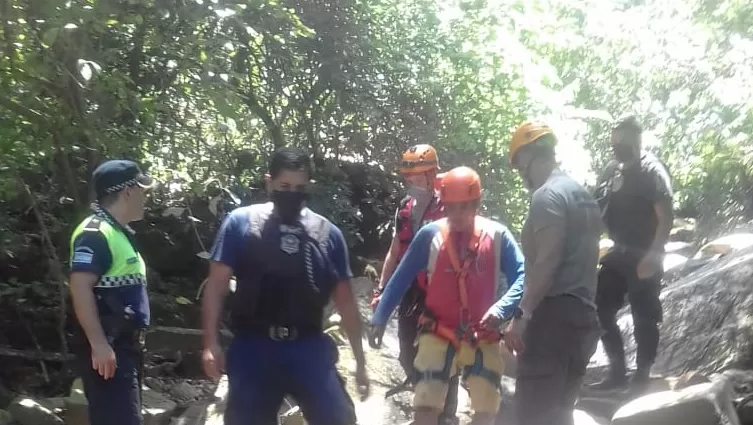 Rescatan a un hombre y una mujer que quedaron atrapados en el cerro San Javier