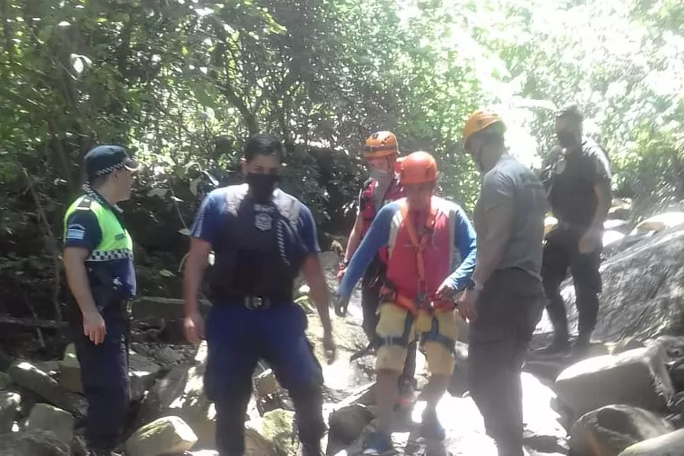 Rescatan a un hombre y una mujer que quedaron atrapados en el cerro San Javier 