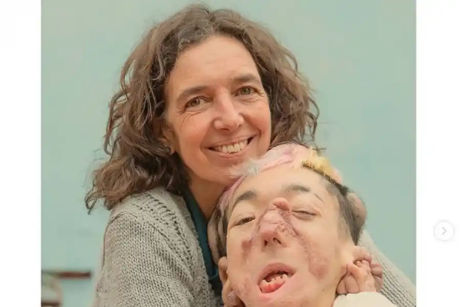 CON SU MAMÁ. En el libro “Formas Propias”, Matías relata sin tapujos su historia de vida.  