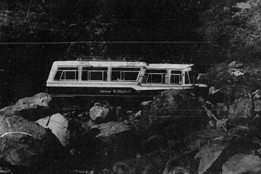 ENORME ESFUERZO. Una unidad de la empresa Aconquija pasa por uno de los cortes que se produjo en la ruta 307.