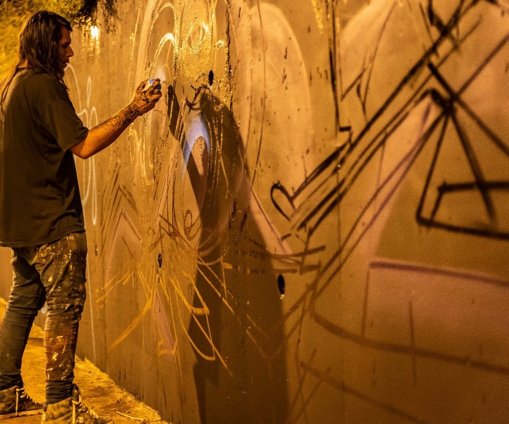 PROCESO. El artista Matías Cazuza mientras realiza una nueva pieza.