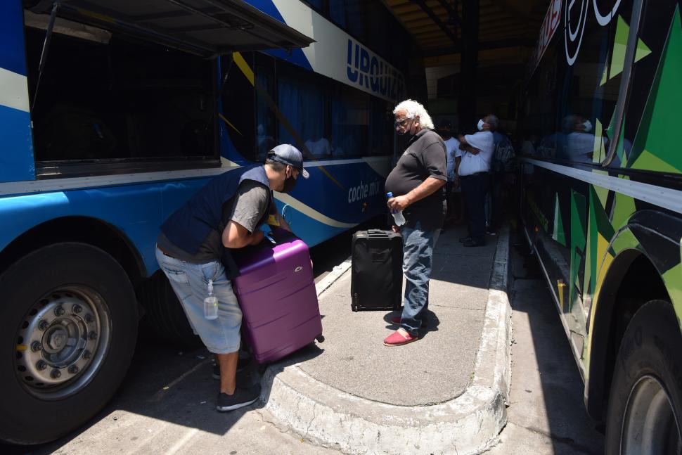 RECAMBIO. Algunos turistas llegan a Tucumán, otros parten.  