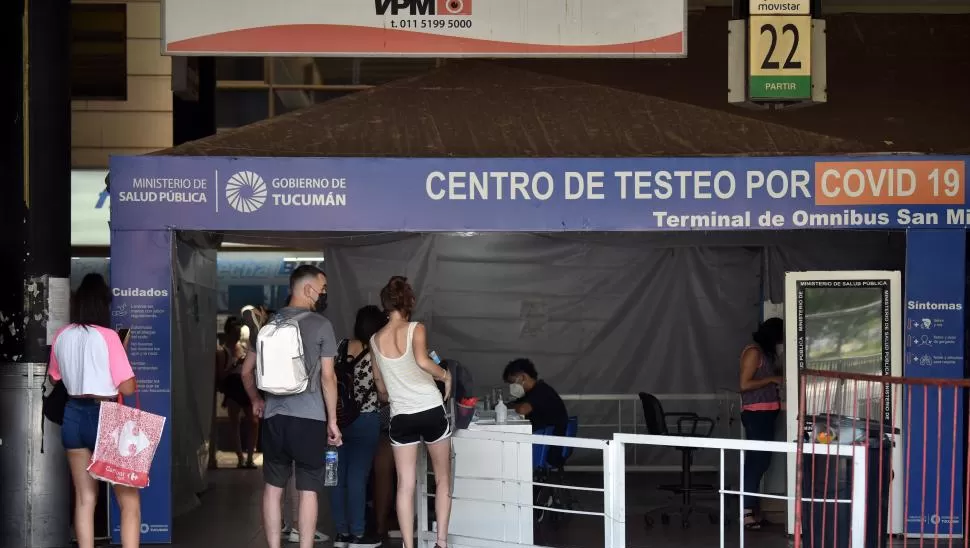 ´LOS PUESTO DE CONTROL SANITARIO. Los que vienen de otras provincias deben pasar por las mesas del Gobierno para mostrar la documentación. la gaceta / fotos de Ines Quinteros Orio