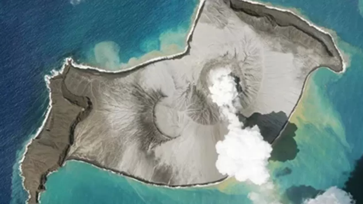DESDE ARRIBA. La erupción volcánica registrada desde una imagen satelital en Tonga.