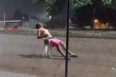 Tucumán, no lo entenderías: Se sacó una foto bajo la lluvia y su imagen se hizo viral