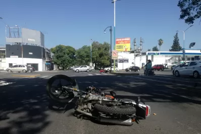 Habría pasado el semáforo en rojo y terminó chocando con su auto a dos motociclistas