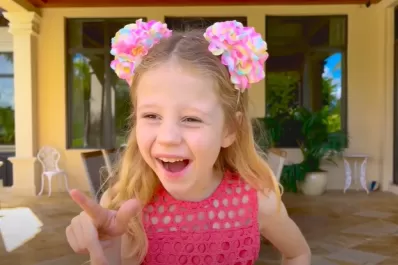 Tiene siete años, ganó U$S 28 millones en 2021 y es la única mujer en el top ten de youtubers