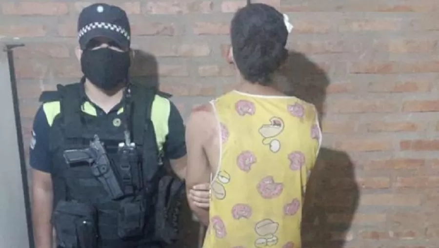 Robó una moto de una casa, no supo manejarla y se cayó a los pocos metros