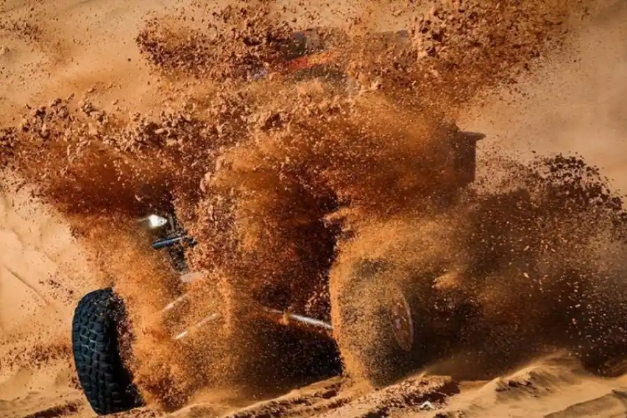 TODO VALE. El cuatriciclo del ruso Shubin Kirill se “viste” de piedras y arena en la etapa 4. 