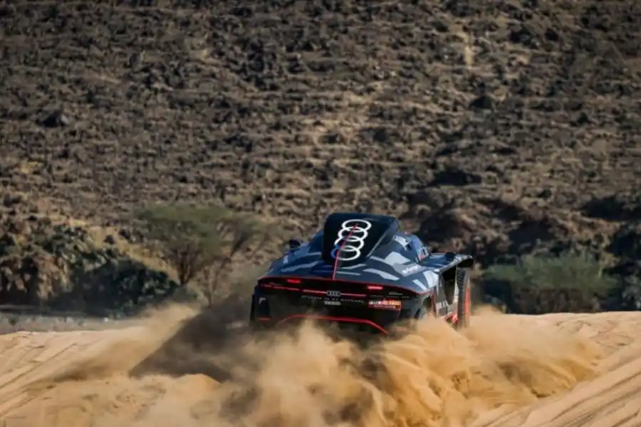 ¿Y AHORA QUÉ? Al Audi de Carlos Sainz parece que se le acaba la duna; atrás, sólo rocas y terreno escarpado.