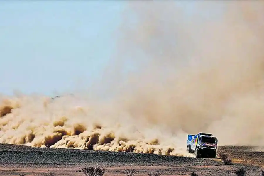 A TODA VELOCIDAD. El Kamaz del ruso Andrey Karginov  se recorta en el árido paisaje  saudita, seguido  por una estela  de polvo.