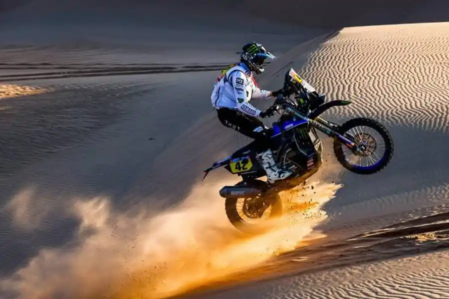 ESPEJISMO. El efecto del sol y la arena abajo de la moto de Van Beveren semejan fuego en el desierto.