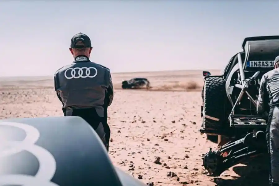 LA CARRERA SIGUE. De cerca, un competidor que abandona; de lejos, otro continúa su marcha.