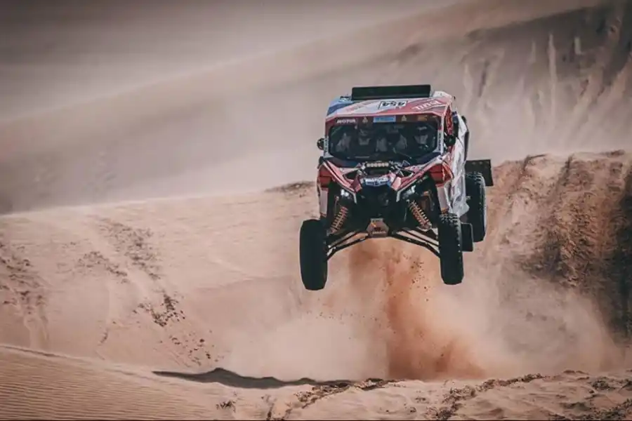 NO CORRE, VUELA. El neerlandés Gert-Jan Van del Valk en intrépida acción con su UTV en las ondulantes dunas.