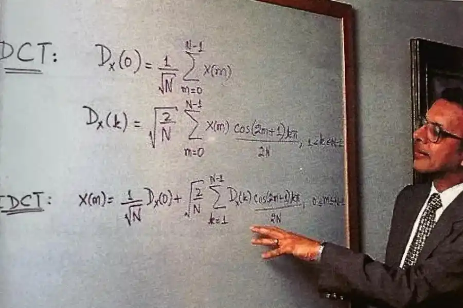 EL ALGORITMO. El profesor Ahmed explica su fórmula para comprimir archivos digitales denominada DCT.  