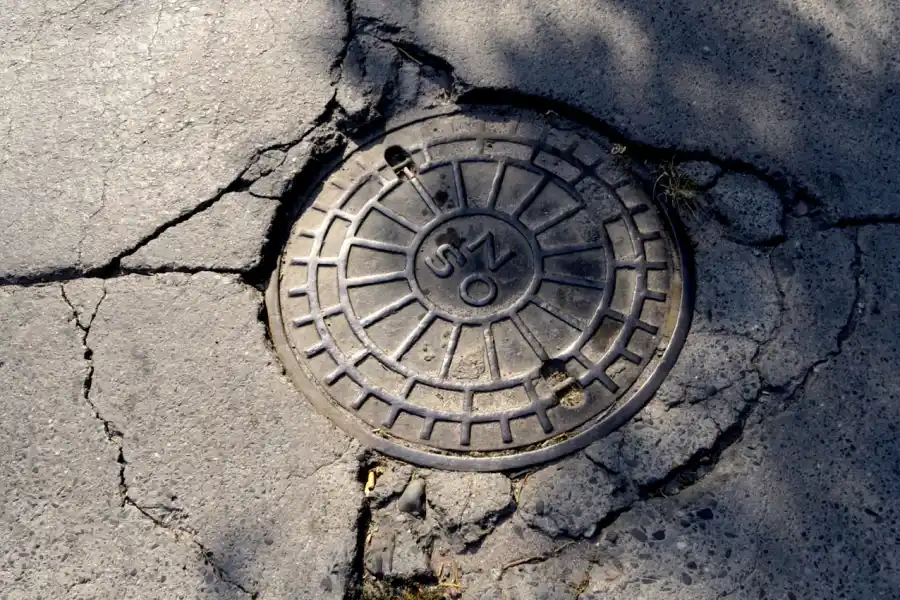 A PUNTO DE COLAPSAR. Las grietas alrededor de esta tapa, en San Juan al 3.900, parecen presagiar un inminente hundimiento.