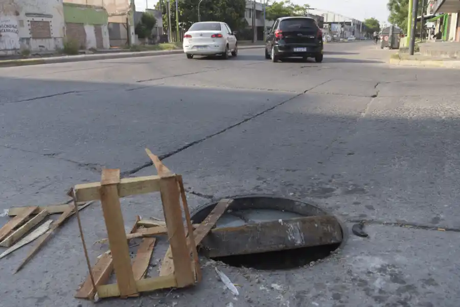  CASI UNA TRAMPA MORTAL. Las tapas mal colocadas, como la que se encuentra en la transitada intersección de la avenida Ejercito del Norte y Don Bosco, constituyen un peligro latente para automovilistas y motocilistas. De noche no se ve puede provocar accidentes con consecuencias serias.
