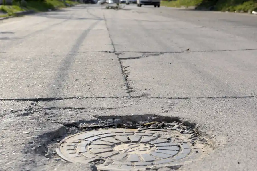 DEPLORABLE. El pavimento agrietado alrededor de la tapa de registro de San Juan al 3.300 testimonia el deterioro y el poco mantenimiento. 