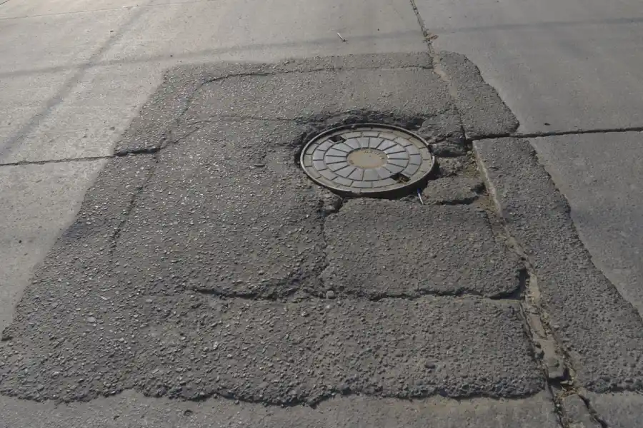 PARCHE SOBRE PARCHE. La boca de registro de San Juan al 2.700 muestra varias capas de asfalto. 