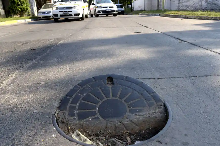 PELIGRO PARA EL TREN DELANTERO. En San Juan al 2.400, las tapas mal colocadas de los drenajes en las calles representan un riesgo  para los automóviles y motocicletas que recorren a diario la  ciudad.