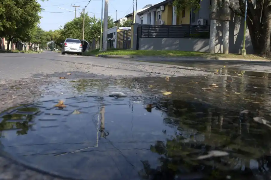 ESCENARIO COMÚN. En San Juan al 4.200 los líquidos cloacales rebalsan las tapas de alcantarilla provocando anegamientos en las esquinas.