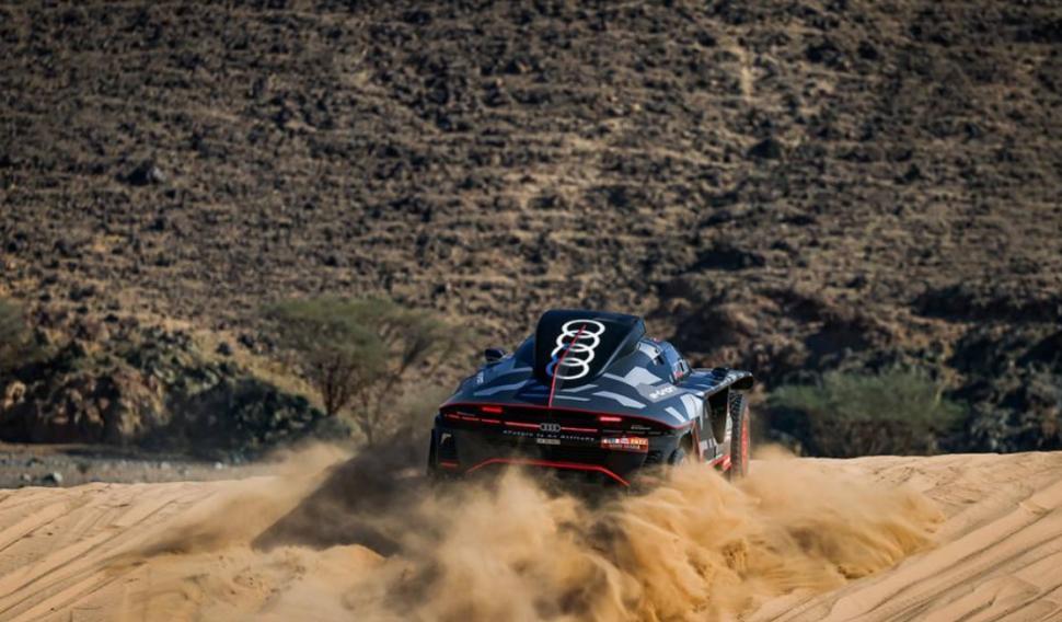 ¿Y AHORA QUÉ? Al Audi de Carlos Sainz parece que se le acaba la duna; atrás, sólo rocas y terreno escarpado.