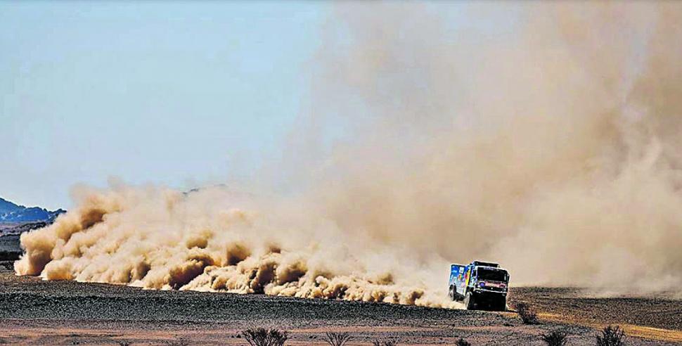 A TODA VELOCIDAD. El Kamaz del ruso Andrey Karginov  se recorta en el árido paisaje  saudita, seguido  por una estela  de polvo.