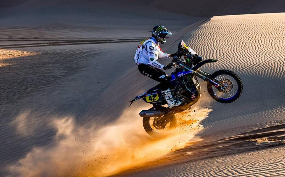 ESPEJISMO. El efecto del sol y la arena abajo de la moto de Van Beveren semejan fuego en el desierto.