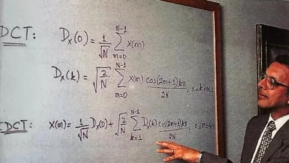 EL ALGORITMO. El profesor Ahmed explica su fórmula para comprimir archivos digitales denominada DCT.  