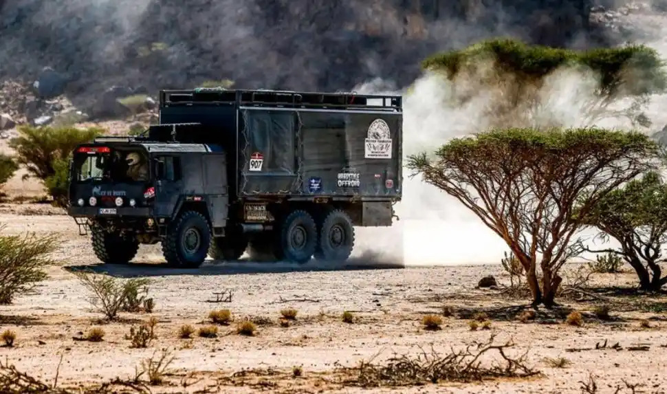 WALL-E (CON CAJA). Un camión de la prueba Classic, con un aspecto similar al personaje de Pixar.