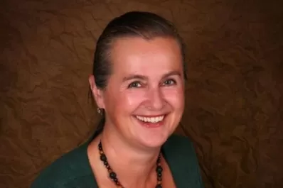 Cantante antivacunas se contagió adrede para obtener el pase sanitario y murió