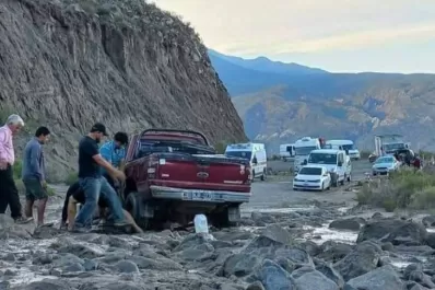 Por desmoronamientos de cerros, hay corte de ruta en el camino de los valles