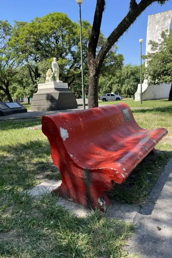 “BASTA DE FEMICIDIOS”. A la iz., un banco para evocar la violencia contra la mujer. A la de., espacio semicircular. 