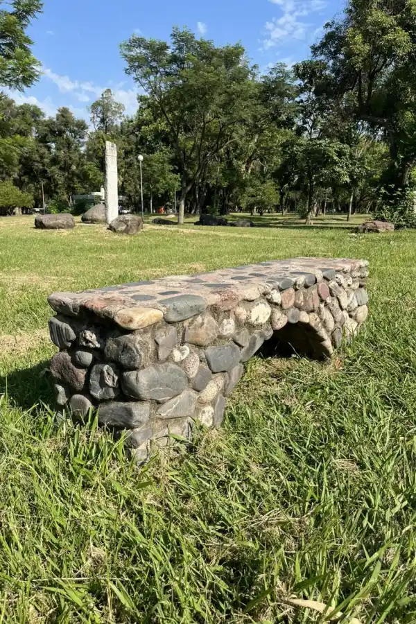“DE PIEDRAS”. Este asiento tiene un hueco que lo asimila a un pequeño puente. 