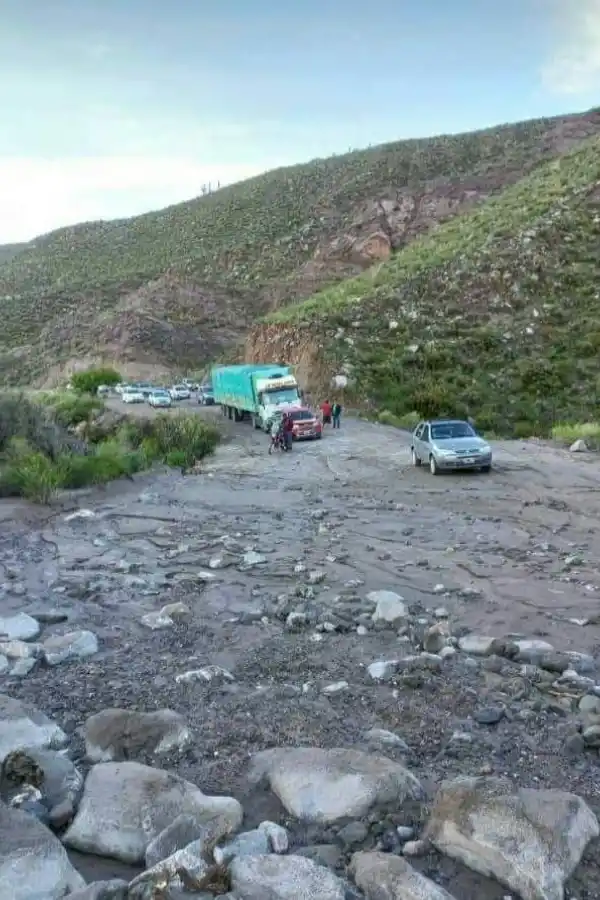 Por desmoronamientos de cerros, hay corte de ruta en el camino de los valles 