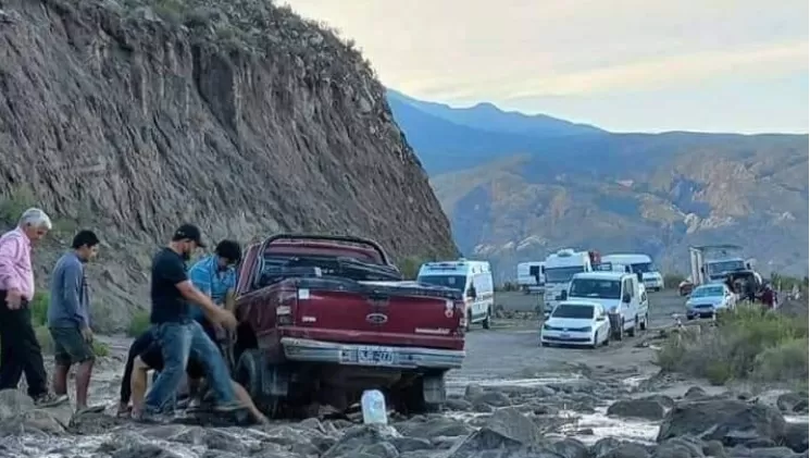 Por desmoronamientos de cerros, hay corte de ruta en el camino de los valles