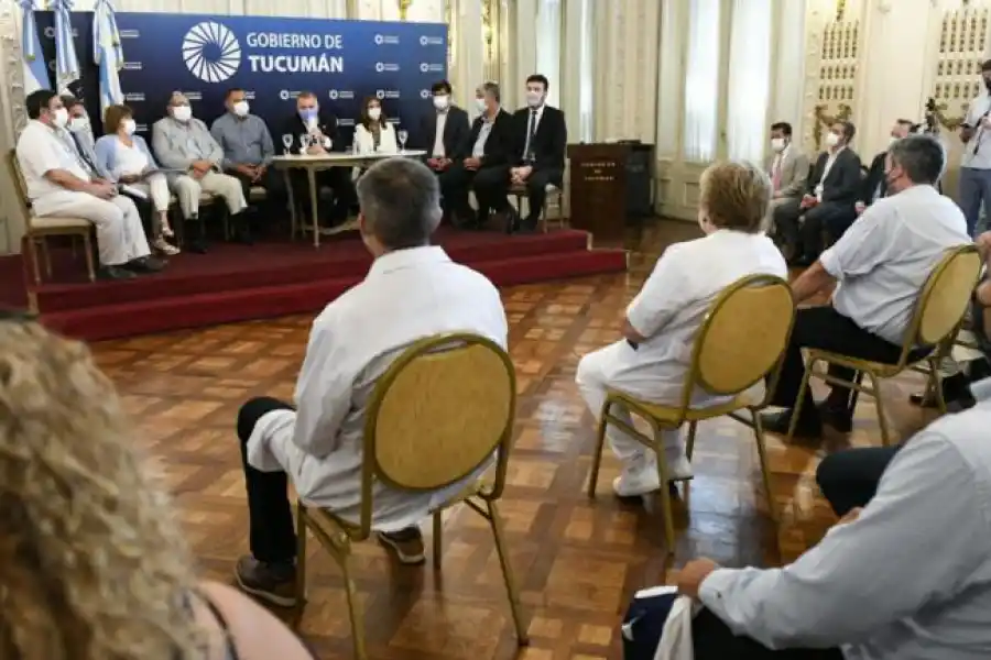 CASA DE GOBIERNO. Jaldo con funcionarios realiza el anuncio. comunicación pública