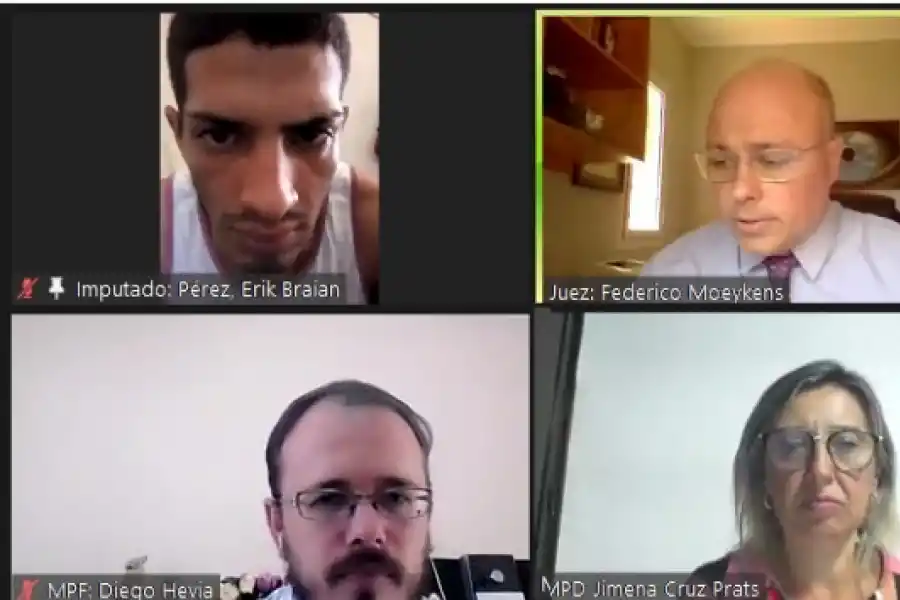 TODAS LAS PARTES PRESENTES. El imputado Erik Pérez, el juez Federico Moeykens, el auxiliar fiscal Diego Hevia y la defensora oficial Jimena Cruz Prats durante la audiencia de ayer que se desarrolló por Zoom.  